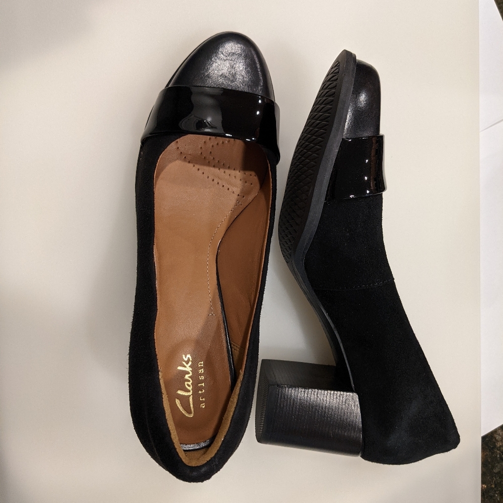 EUC Clarks 2" block heel
